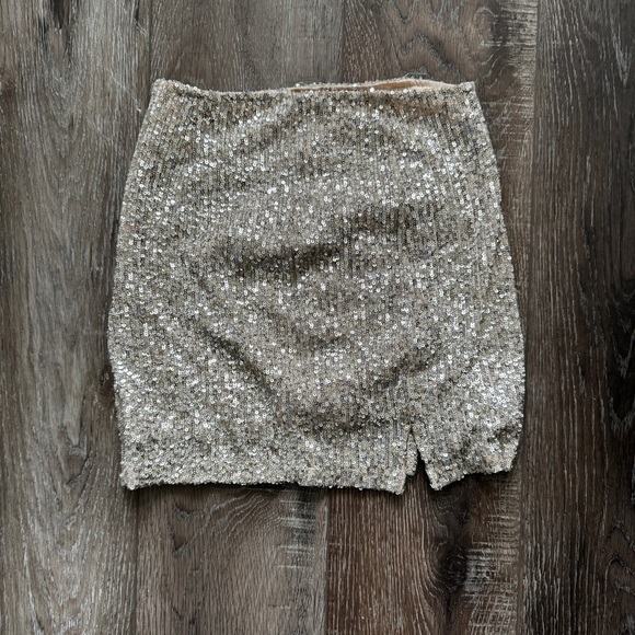 Love On A Hanger Sequin Mini Skirt in Gold Size 5 - Picture 2 of 7